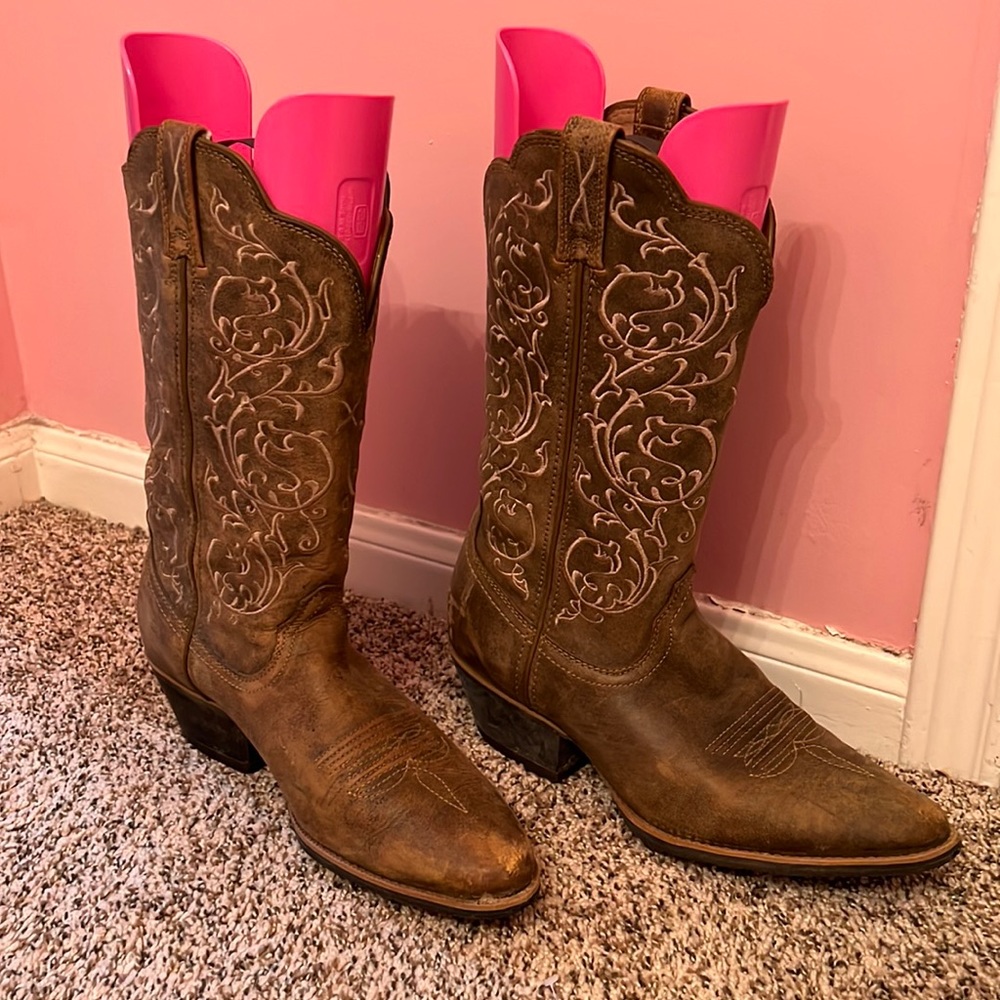 Brown embroidered cowboy boots size 9.5